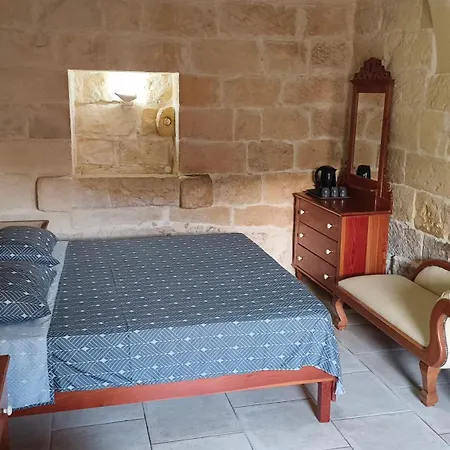 Historic Close To San Blass With Courtyard, Kitchen Terrace And Rooftop Pool Homestay szállás Nadur