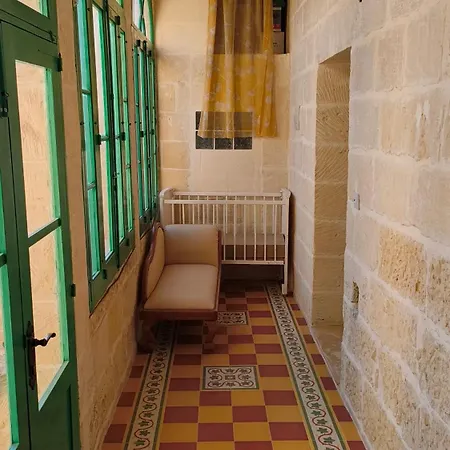 Historic Close To San Blass With Courtyard, Kitchen Terrace And Rooftop Pool Homestay szállás Nadur